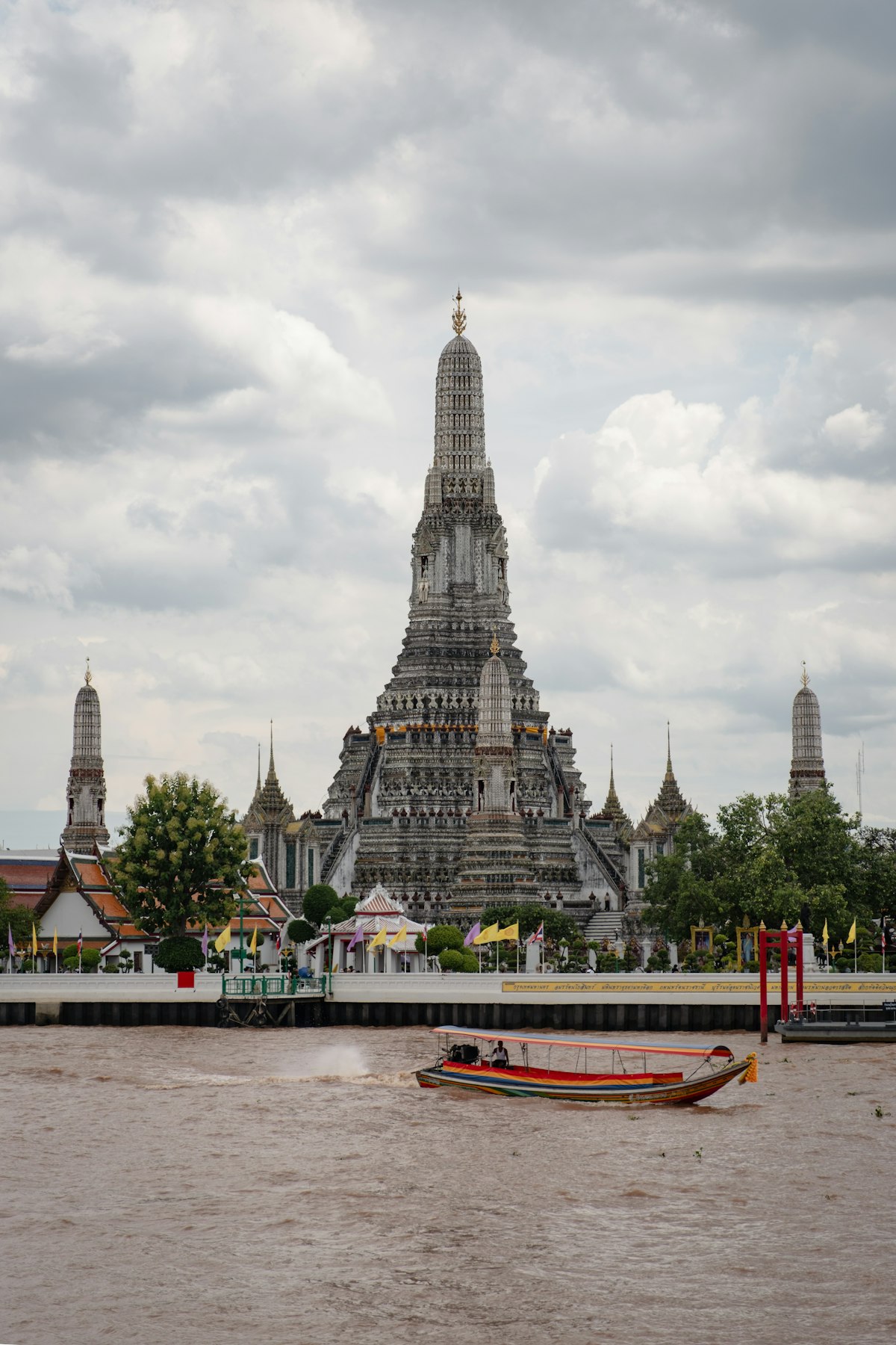 Wat Arun — panorama nad rzeką w Bangkoku