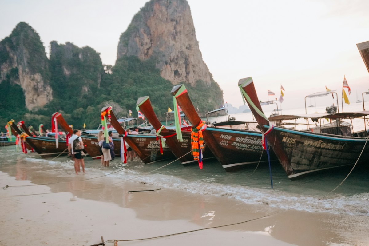 Railay — szeroki widok na plażę, morze i wapienne klify